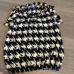 Cute hounds tooth check shirt, size large in like new condition